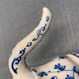 Een zeldzame blauw-witte Delftse fopkan, 1e helft 18e eeuw — foto 14
