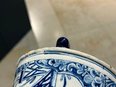 Een zeldzame blauw-witte Delftse koffiepot, gedateerd 1732 — foto 3
