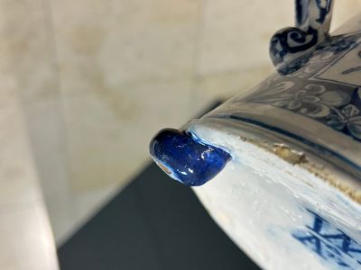 Een zeldzame blauw-witte Delftse koffiepot, gedateerd 1732 — foto 7