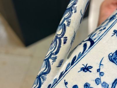 Een zeldzame blauw-witte Delftse koffiepot, gedateerd 1732 — foto 9