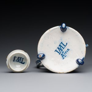 Een zeldzame blauw-witte Delftse koffiepot, gedateerd 1732 — foto 6