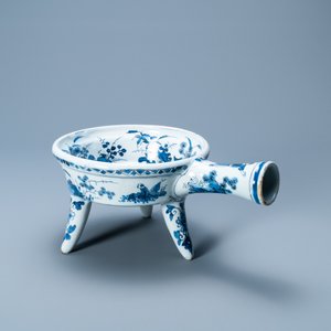 Een zeldzame blauw-witte Delftse stoofkom met het Oostenrijkse von Zinzendorf wapen, eind 17e eeuw — foto 2