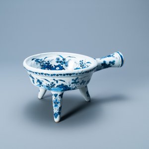 Een zeldzame blauw-witte Delftse stoofkom met het Oostenrijkse von Zinzendorf wapen, eind 17e eeuw — foto 3