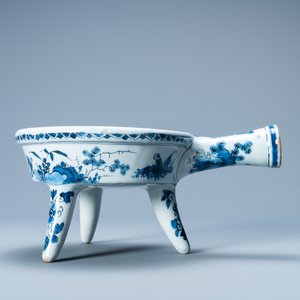 Een zeldzame blauw-witte Delftse stoofkom met het Oostenrijkse von Zinzendorf wapen, eind 17e eeuw — foto 4