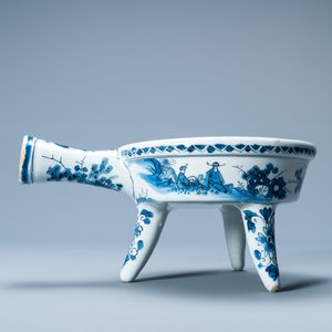 Een zeldzame blauw-witte Delftse stoofkom met het Oostenrijkse von Zinzendorf wapen, eind 17e eeuw — foto 6