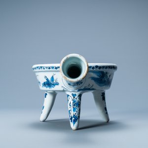 Een zeldzame blauw-witte Delftse stoofkom met het Oostenrijkse von Zinzendorf wapen, eind 17e eeuw — foto 7
