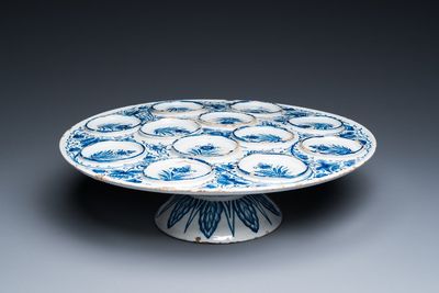 Een zeldzame blauw-witte Delftse tazza met opstaande medaillons, 1e helft 18e eeuw