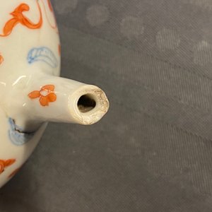 Een zeldzame blauw-witte, ijzerrode en vergulde driepotige theepot met deksel, Kangxi — foto 10