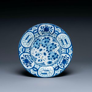 Een zeldzame blauw-witte Nederlandse majolica chinoiserie schotel in Kraak-stijl, 17e eeuw — foto 1
