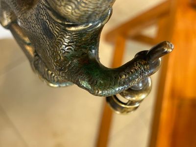 Een zeldzame bronzen 'wildeman' kandelaar, Vlaanderen of Duitsland, 15/16e eeuw — foto 10