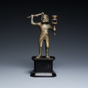 Een zeldzame bronzen 'wildeman' kandelaar, Vlaanderen of Duitsland, 15/16e eeuw — foto 1