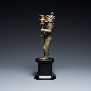 Een zeldzame bronzen 'wildeman' kandelaar, Vlaanderen of Duitsland, 15/16e eeuw — foto 2