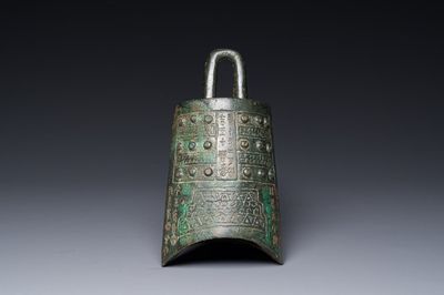 Een zeldzame Chinese archaïsche bronzen bel met inscriptie, Oostelijke Zhou