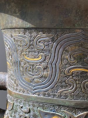 Een zeldzame Chinese archaïsche met goud- en zilver ingelegde bronzen 'hu' vaas op houten sokkel gemerkt Tao Xiang 陶湘 en Luo Zhenyu 羅振玉, Song/Ming — foto 13