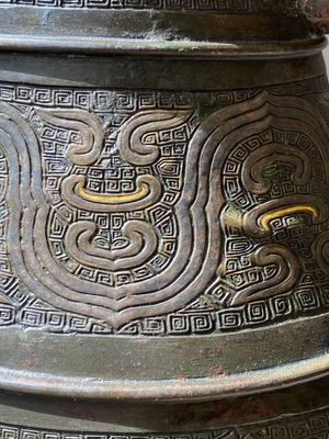 Een zeldzame Chinese archaïsche met goud- en zilver ingelegde bronzen 'hu' vaas op houten sokkel gemerkt Tao Xiang 陶湘 en Luo Zhenyu 羅振玉, Song/Ming — foto 14