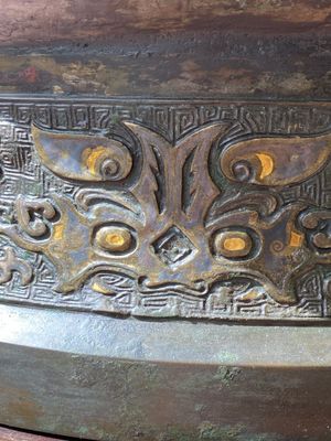 Een zeldzame Chinese archaïsche met goud- en zilver ingelegde bronzen 'hu' vaas op houten sokkel gemerkt Tao Xiang 陶湘 en Luo Zhenyu 羅振玉, Song/Ming — foto 16