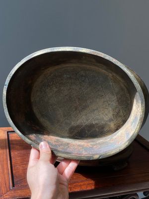 Een zeldzame Chinese archaïsche met goud- en zilver ingelegde bronzen 'hu' vaas op houten sokkel gemerkt Tao Xiang 陶湘 en Luo Zhenyu 羅振玉, Song/Ming — foto 24