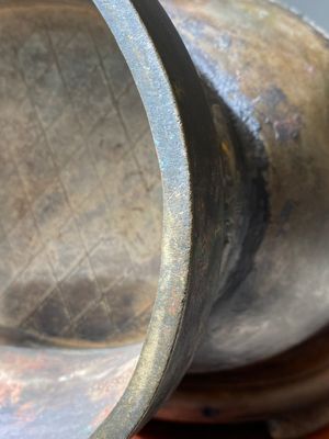Een zeldzame Chinese archaïsche met goud- en zilver ingelegde bronzen 'hu' vaas op houten sokkel gemerkt Tao Xiang 陶湘 en Luo Zhenyu 羅振玉, Song/Ming — foto 26