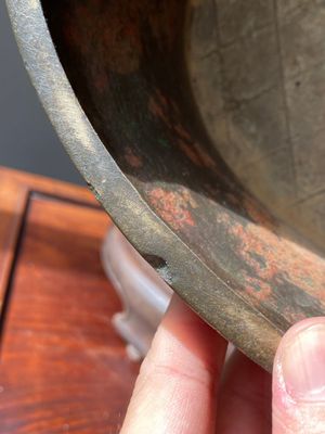 Een zeldzame Chinese archaïsche met goud- en zilver ingelegde bronzen 'hu' vaas op houten sokkel gemerkt Tao Xiang 陶湘 en Luo Zhenyu 羅振玉, Song/Ming — foto 28
