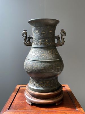 Een zeldzame Chinese archaïsche met goud- en zilver ingelegde bronzen 'hu' vaas op houten sokkel gemerkt Tao Xiang 陶湘 en Luo Zhenyu 羅振玉, Song/Ming — foto 3