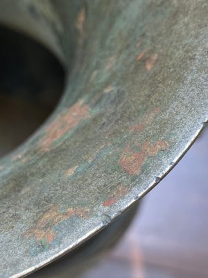 Een zeldzame Chinese archaïsche met goud- en zilver ingelegde bronzen 'hu' vaas op houten sokkel gemerkt Tao Xiang 陶湘 en Luo Zhenyu 羅振玉, Song/Ming — foto 36
