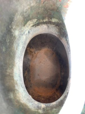 Een zeldzame Chinese archaïsche met goud- en zilver ingelegde bronzen 'hu' vaas op houten sokkel gemerkt Tao Xiang 陶湘 en Luo Zhenyu 羅振玉, Song/Ming — foto 6
