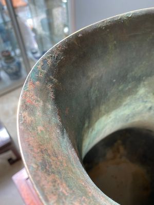 Een zeldzame Chinese archaïsche met goud- en zilver ingelegde bronzen 'hu' vaas op houten sokkel gemerkt Tao Xiang 陶湘 en Luo Zhenyu 羅振玉, Song/Ming — foto 8
