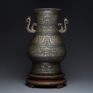 Een zeldzame Chinese archaïsche met goud- en zilver ingelegde bronzen 'hu' vaas op houten sokkel gemerkt Tao Xiang 陶湘 en Luo Zhenyu 羅振玉, Song/Ming — foto 1