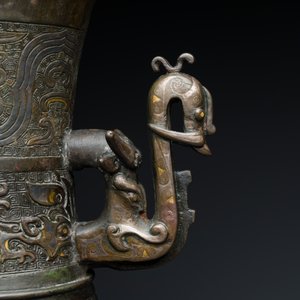 Een zeldzame Chinese archaïsche met goud- en zilver ingelegde bronzen 'hu' vaas op houten sokkel gemerkt Tao Xiang 陶湘 en Luo Zhenyu 羅振玉, Song/Ming — foto 11