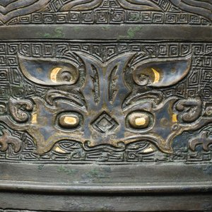 Een zeldzame Chinese archaïsche met goud- en zilver ingelegde bronzen 'hu' vaas op houten sokkel gemerkt Tao Xiang 陶湘 en Luo Zhenyu 羅振玉, Song/Ming — foto 12