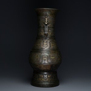 Een zeldzame Chinese archaïsche met goud- en zilver ingelegde bronzen 'hu' vaas op houten sokkel gemerkt Tao Xiang 陶湘 en Luo Zhenyu 羅振玉, Song/Ming — foto 6