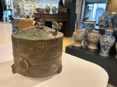 Een zeldzame Chinese archaïsche met zilver ingelegde bronzen cosmetica doos en deksel, 'lian', Westelijke Han — foto 48