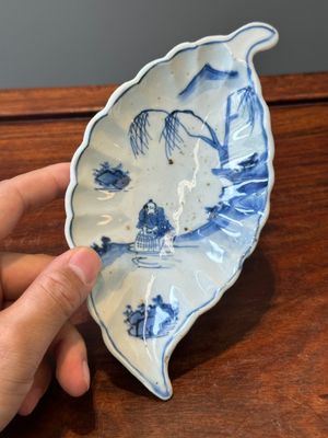 Een zeldzame Chinese blauw-witte bladvormige ko-sometsuke schotel voor de Japanse markt, Tianqi — foto 1