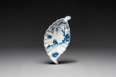 Een zeldzame Chinese blauw-witte bladvormige ko-sometsuke schotel voor de Japanse markt, Tianqi