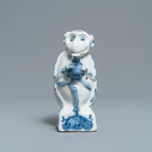 Een zeldzame Chinese blauw-witte dekselkan in de vorm van een aap, 19e eeuw — foto 2