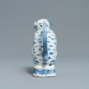 Een zeldzame Chinese blauw-witte dekselkan in de vorm van een aap, 19e eeuw — foto 4