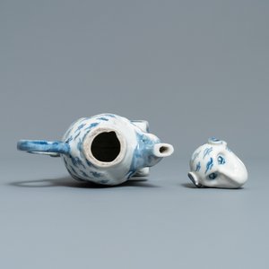 Een zeldzame Chinese blauw-witte dekselkan in de vorm van een aap, 19e eeuw — foto 6