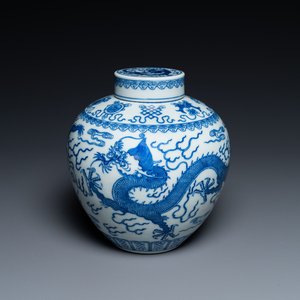 Een zeldzame Chinese blauw-witte 'draken' dekselpot, Qianlong merk en misschien periode — foto 1