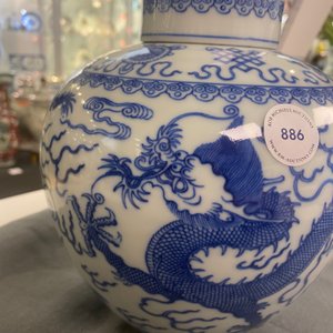 Een zeldzame Chinese blauw-witte 'draken' dekselpot, Qianlong merk en misschien periode — foto 12