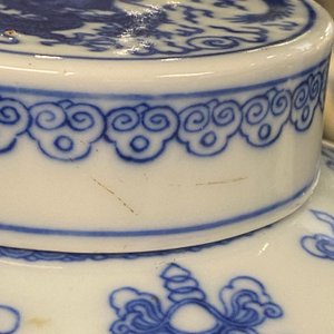 Een zeldzame Chinese blauw-witte 'draken' dekselpot, Qianlong merk en misschien periode — foto 16