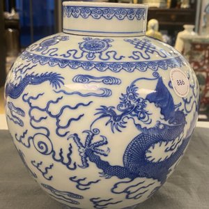 Een zeldzame Chinese blauw-witte 'draken' dekselpot, Qianlong merk en misschien periode — foto 20