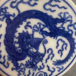 Een zeldzame Chinese blauw-witte 'draken' dekselpot, Qianlong merk en misschien periode — foto 23