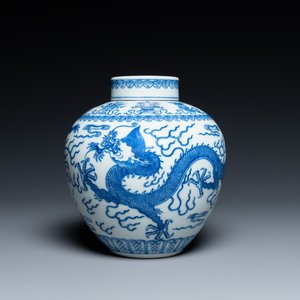 Een zeldzame Chinese blauw-witte 'draken' dekselpot, Qianlong merk en misschien periode — foto 5