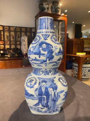 Een zeldzame Chinese blauw-witte kalebasvaas met Guo Tai Min An 國泰民安 decor, Jiajing/Wanli — foto 3