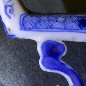 Een zeldzame Chinese blauw-witte koffiekan met 'Europa en de stier', Kangxi — foto 13