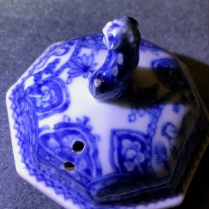 Een zeldzame Chinese blauw-witte koffiekan met 'Europa en de stier', Kangxi — foto 9