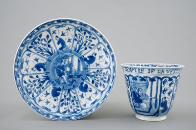 Een zeldzame Chinese blauw-witte kop en schotel met Franse tekst, Kangxi