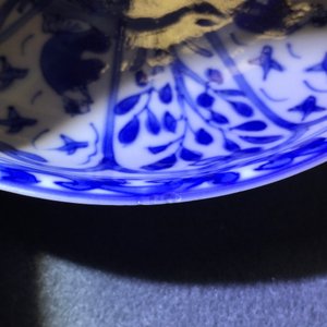 Een zeldzame Chinese blauw-witte kop en schotel met Franse tekst, Kangxi — foto 14
