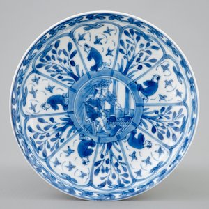 Een zeldzame Chinese blauw-witte kop en schotel met Franse tekst, Kangxi — foto 2