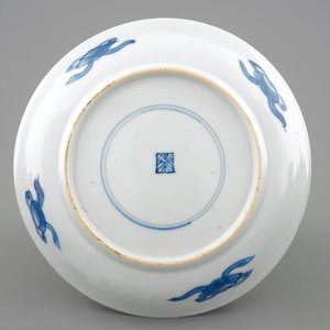 Een zeldzame Chinese blauw-witte kop en schotel met Franse tekst, Kangxi — foto 3